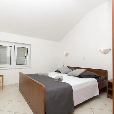 Apartments Vela Luka 尼亚卢卡