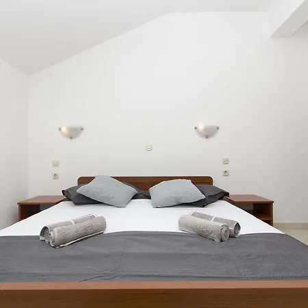 Apartments Vela Luka 公寓